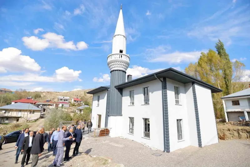 Kayseri'de Depremde Yıkılan Cami Yeniden İbadete Açıldı