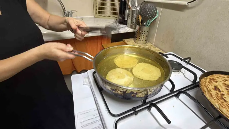 Düzce’nin Yüzyıllık Lezzeti Melengüççeği Tatlısı Aile Eliyle Yaşatılıyor