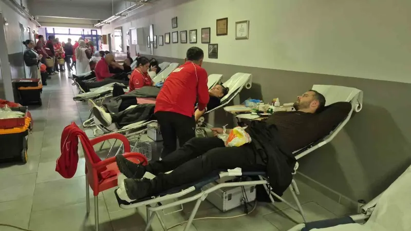 Düzce'deki Okulda Düzenlenen Kan Bağışı Kampanyasına Velilerden Yoğun İlgi