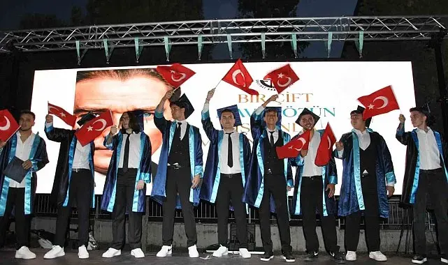 Salihli Anadolu Lisesi'nde mezuniyet coşkusu
