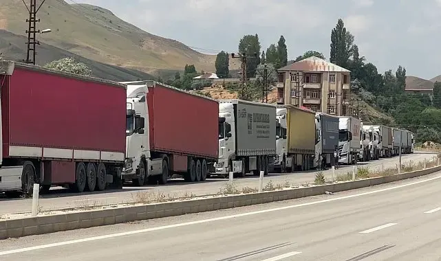Türkiye-İran sınırında 5 kilometrelik tır kuyruğu oluştu
