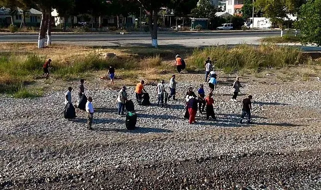 Mersin'de gençlerden sahil temizliği seferberliği