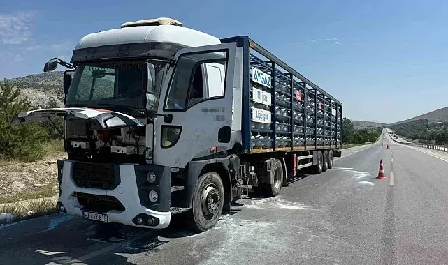 Afyonkarahisar'da Aygaz marka tüp yüklü tırın motorunda yangın