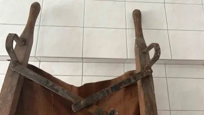 Çöp Konteynerinde Bulduğu 1915 Tarihli Askeri Sedyeyi Müzeye Bağışladı
