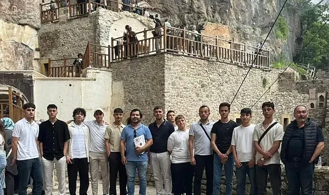 Sıfır atık yarışmasında başarılı olan öğrencilere gezi ödülü