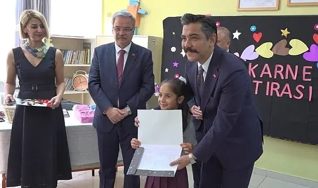 Gaziantep'te 680 bini aşkın öğrenci karne heyecanı yaşadı