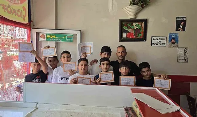 Çermik'te takdirini alan öğrenciler dürümcüye koştu