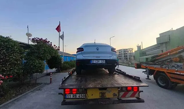Babasının çalıştığı iş yerine aracı ile zorla girmek istedi