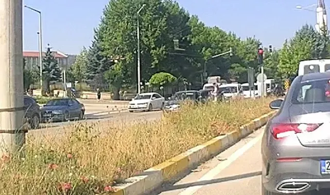 Yaşlı kadına yol vermek isteyen araca başka bir otomobil arkadan böyle çarptı