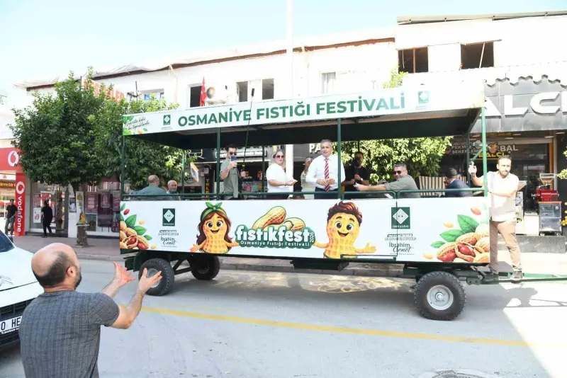 Osmaniye'de Festival Öncesi Traktörle Şehir Turu Atan Başkan Çenet Fıstık Dağıttı