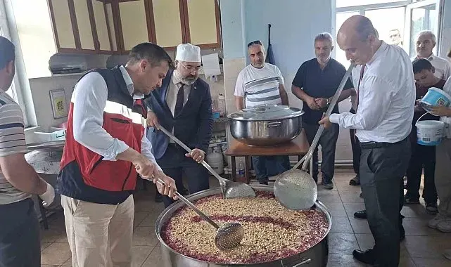 Hisarcık Kutluhallar köyünde aşure geleneği sürdürülüyor