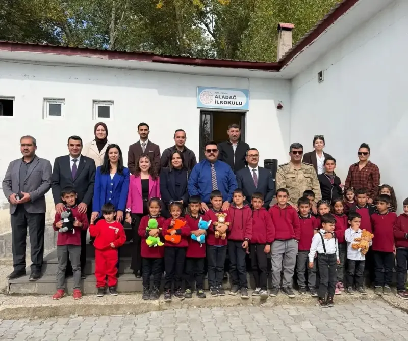 Ağrı'da Protokol Üyeleri Aladağ İlkokulunda Öğrencilerle Buluştu