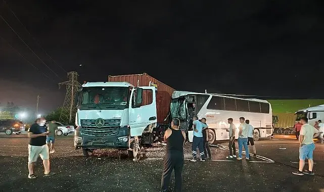 Tır ile işçi servisi çarpıştı: 12 yaralı