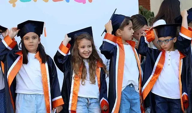 Beyaz Köşk'ün minikleri kep attı