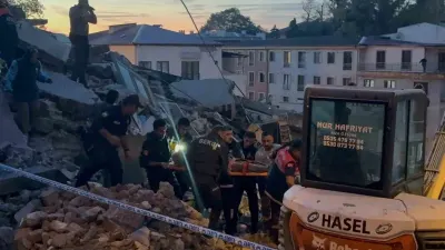 Zonguldak'ta Üç Katlı Binanın Çökmesi Sonucu Bir Kişi Yaralı Kurtarıldı