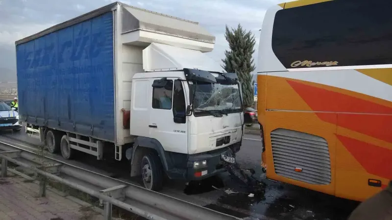 Malatya'da Yolcu Otobüsü ve Kamyon Çarpıştı