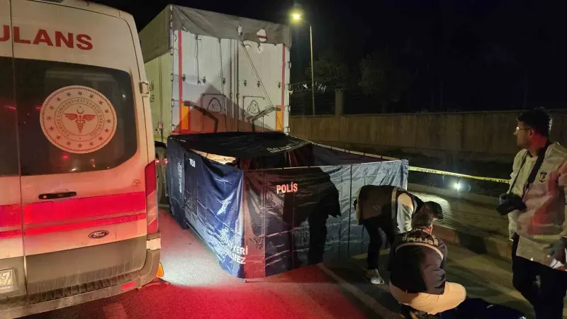 Bandırma'da Motosiklet Tırın Dorsesine Çarptı: Motokurye Yaşamını Yitirdi