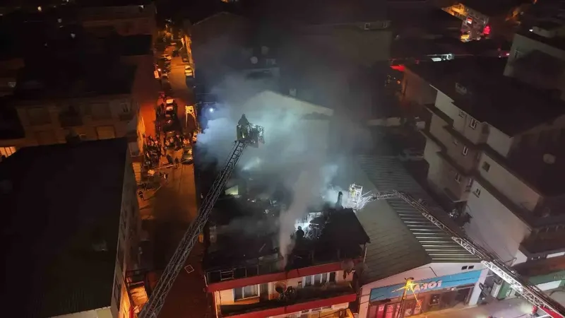 Kağıthane’de Dört Katlı Binanın Çatısında Çıkan Yangın Söndürüldü