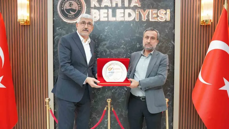 Kahta Belediye Başkanı Hallaç'a Kültürel Çalışmalarından Dolayı Plaket Verildi