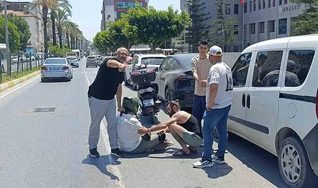 Elektrikli otomobille çarpışan motosikletli yaralandı