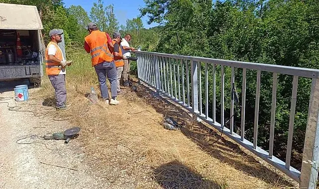 Tehlike saçan köprü korkulukları yenilendi