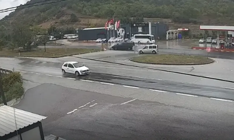Yalova'da Otomobilin İkiye Bölündüğü Feci Kazanın Güvenlik Kamerası Görüntüleri Ortaya Çıktı