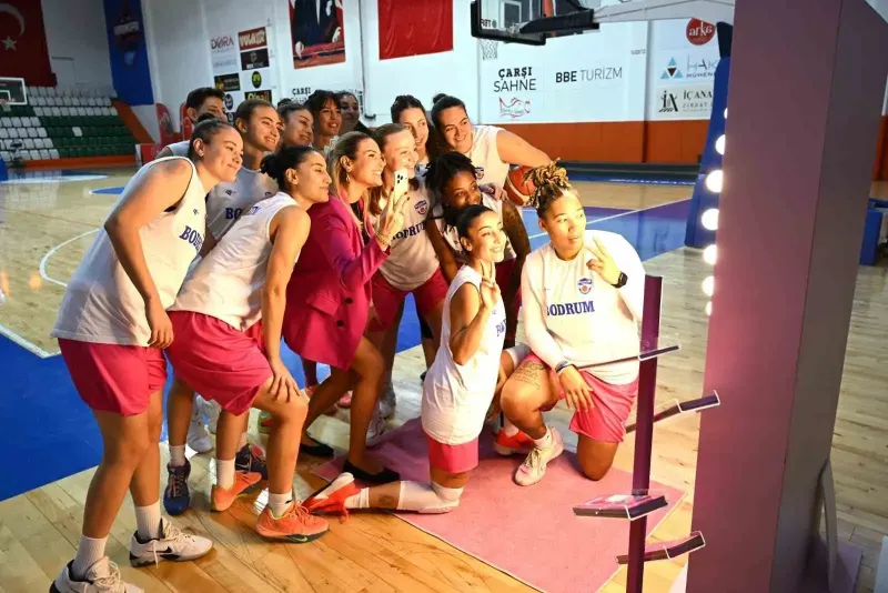 Bodrum'da Meme Kanseri Farkındalığı İçin Sağlıkçılar ve Basketbolcular Parkede Buluştu