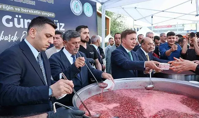 Erzincan'da vatandaşlara aşure ikram edildi