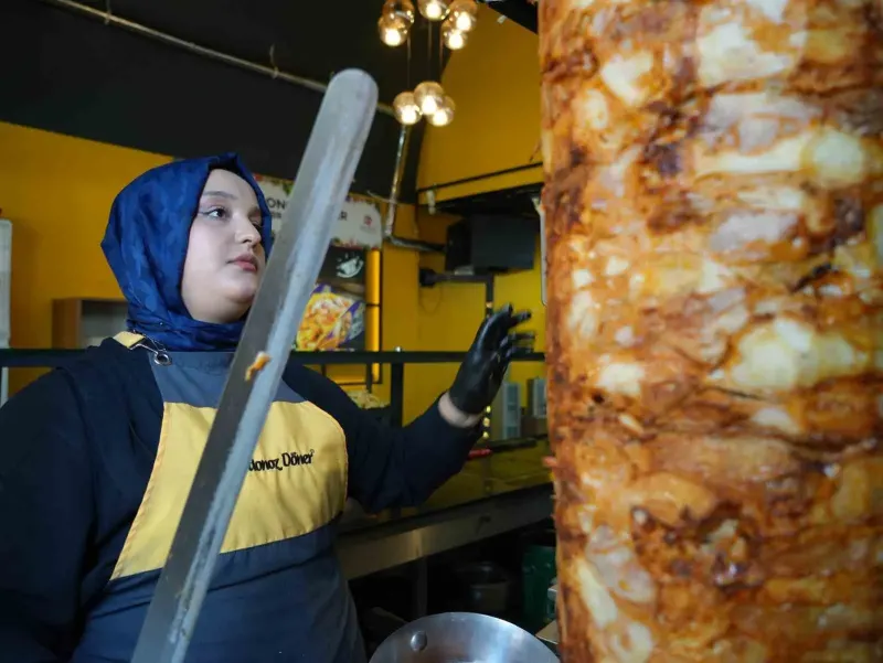 Gaziantepli Genç Kadın Komilikten Başladığı Meslekte Döner Ustası Oldu