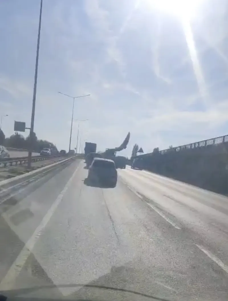 Eskişehir Çevreyolunda Dev Rüzgar Türbini Kanadı Trafiği Yavaşlattı