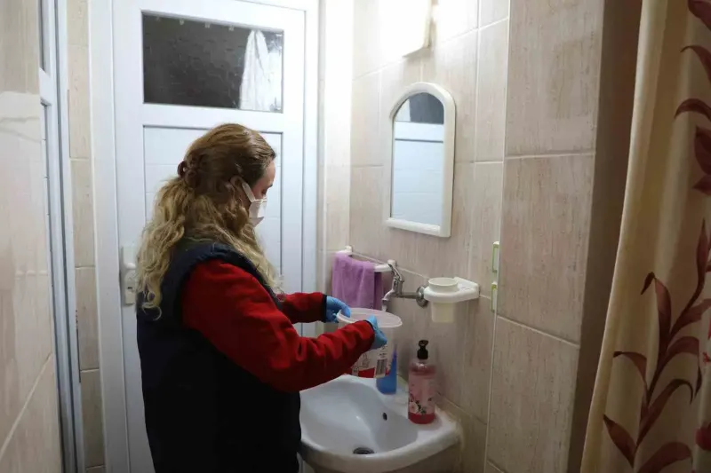 Şehzadeler Belediyesinden Yaşlı ve Engelli Vatandaşlara Evde Temizlik Desteği