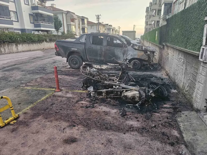 Kocaeli'de Park Halindeki Motosiklette Başlayan Alevler Cip ve Diğer Motosiklete Sıçradı