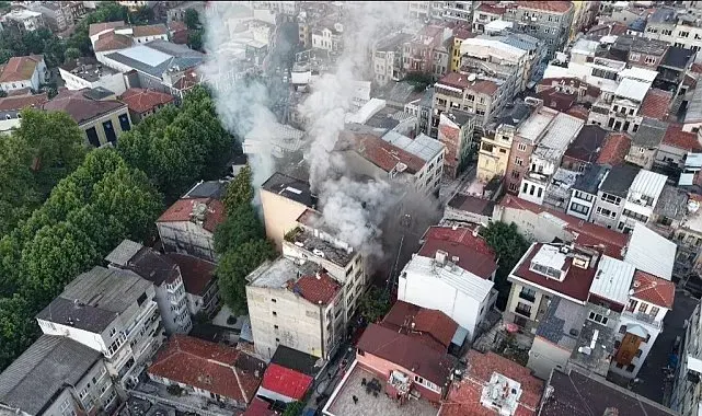 Fatih'te 5 katlı iş hanında yangın: 1 kişi kurtarıldı