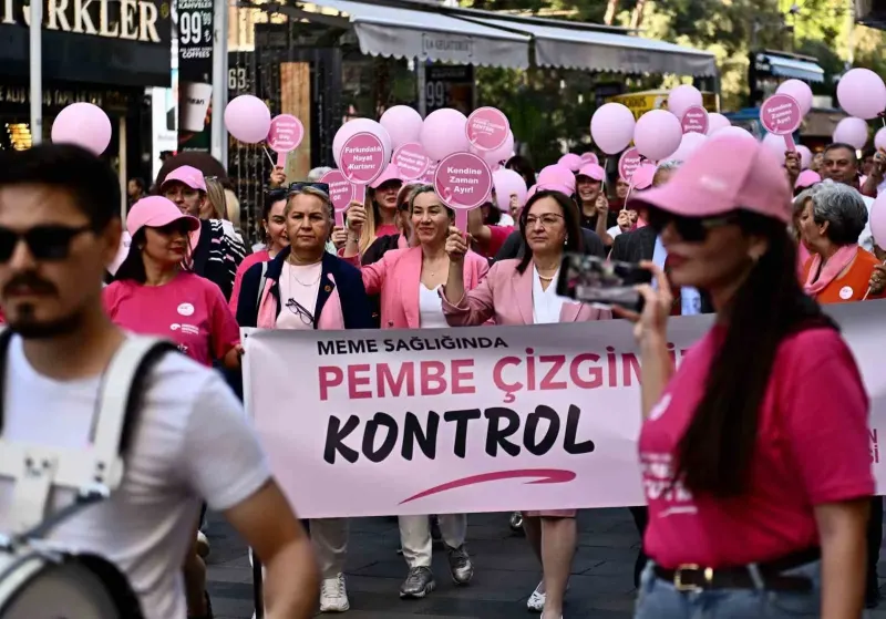 Muratpaşa'da Meme Kanseri Farkındalık Yürüyüşü Düzenlendi