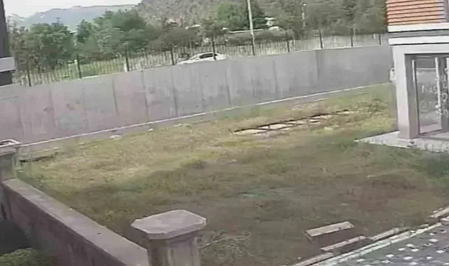 Baba-oğulun yaralandığı trafik kazası kamerada
