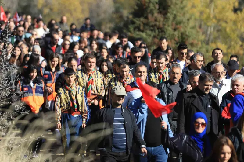 Tarihi İstiklal Yolu'nda 17. Kez Anma Yürüyüşü Düzenlendi