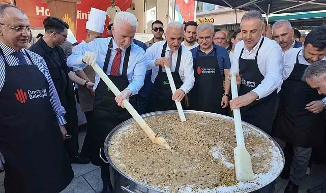 Ümraniye "Aynı Kazanda, Aynı Gönülde" buluştu: 20 bin kişiye aşure ikram edildi