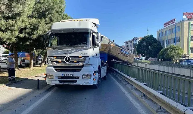 Bahçelievler'de tırın taşıdığı iş makinesi bariyerlere çarptı