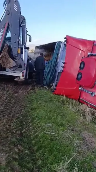 Elazığ'da Şarampole Devrilen Pancar Yüklü Tır Maddi Hasara Yol Açtı