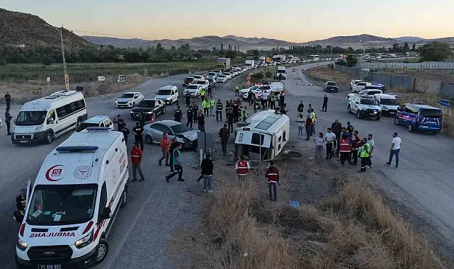 Kırıkkale'de işçi servisi ile otomobil çarpıştı: 14 yaralı