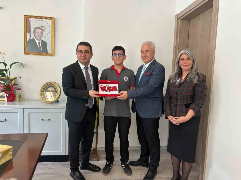 Yere Düşen Türk Bayrağını Öpen Liseli Öğrenci Kaymakam Tarafından Kabul Edildi