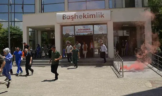 Devlet hastanesindeki acil durum tatbikatı gerçeği aratmadı