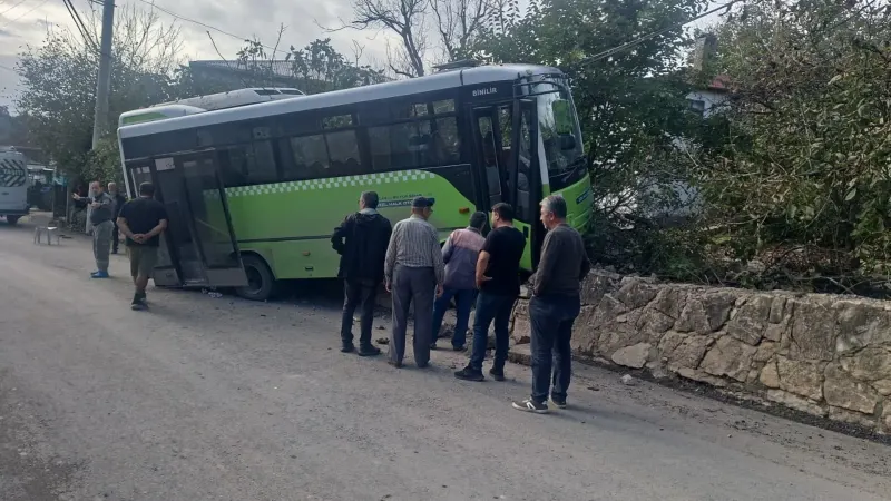 Kocaeli Gebze'de Özel Halk Otobüsü Duvara Çarptı: 10 Yaralı