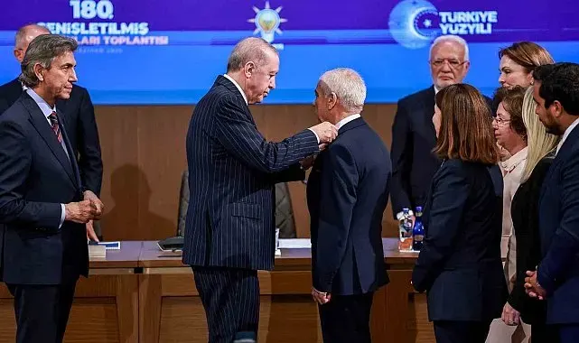 AK Parti'ye katılan Keşan Belediye Başkanı'nın rozetini Cumhurbaşkanı Erdoğan taktı