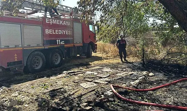 Bahçede tutuşan otlar müstakil evde yangın çıkardı