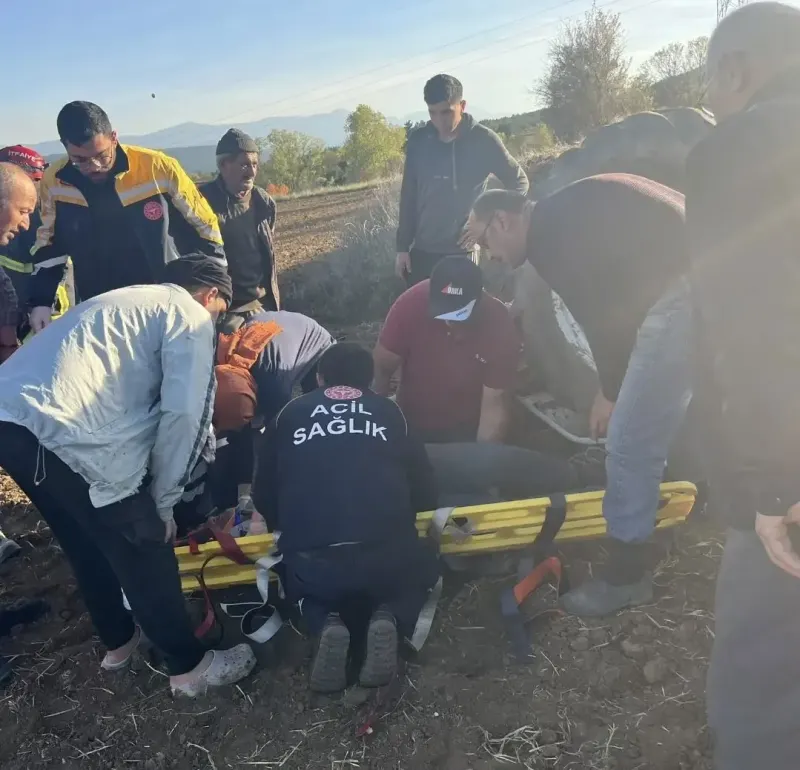 Kastamonu'da Tarla Sürerken Devrilen Traktörün Altında Kalan Sürücü Yaralandı
