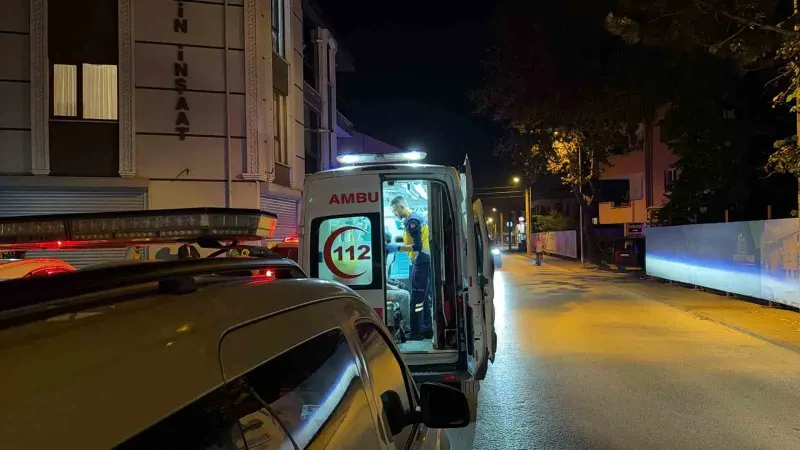 Düzce'de Motosiklet Kazası: Kaldırıma Çarpan Araçtaki İki Kişi Yaralandı