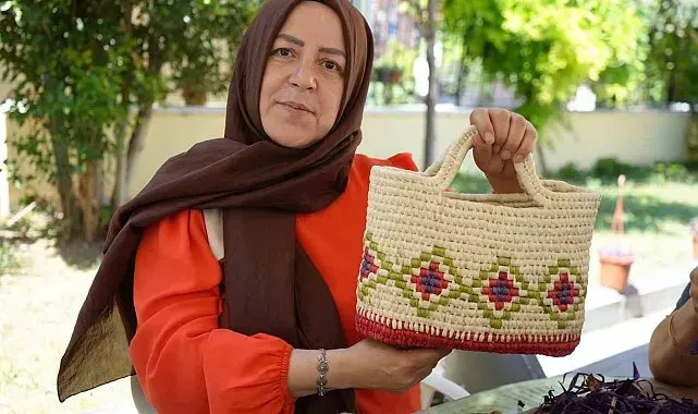 Rengarenk boyanan mısır yaprakları kadınların aksesuar eşyalarına dönüşüyor