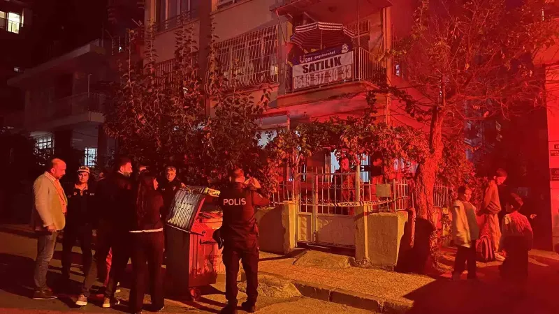 Mersin'de Üç Katlı Binanın Zemininde Çökme Meydana Geldi