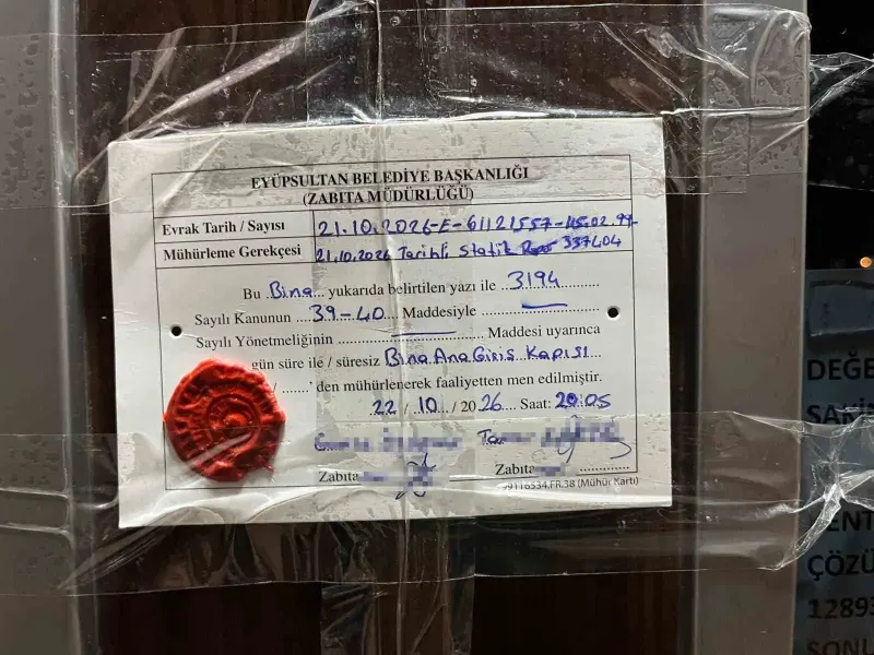 Eyüpsultan'da Kolonlarından Ses Gelen Riskli Bina Tahliye Edilerek Mühürlendi